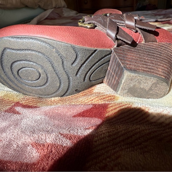 Beautiful OTBT Lasso Booties 8.5 in Red Oak - Picture 6 of 10